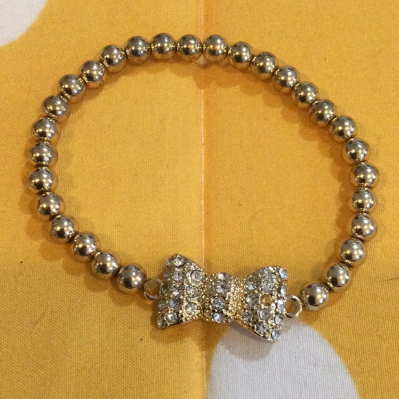 Stretch gold beaded bow bracelet - Picture 2 of 3